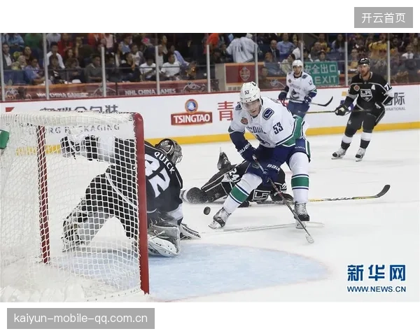 NHL冰球快攻飞扑破门点燃球场气氛