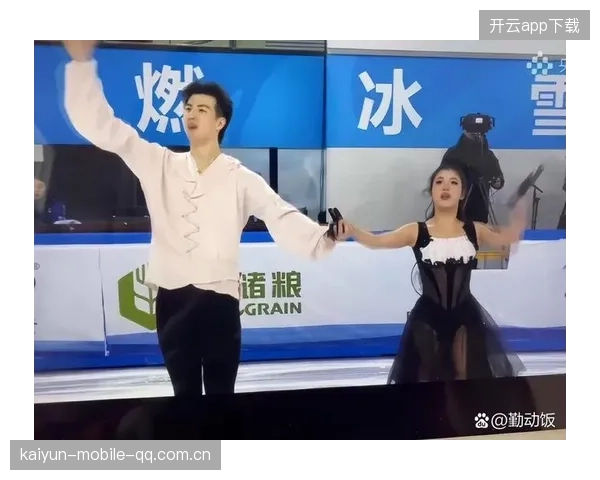 冰舞组合配合默契动作流畅丝滑：舞台上的协奏曲